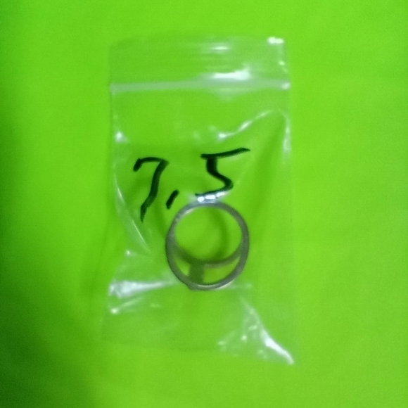 Goldtone purple stone ring size 7.5 - Picture 2 of 4